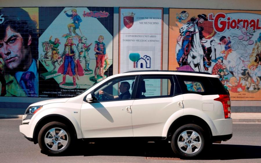  Mahindra XUV500 2012 года  (фото 4 из 38)